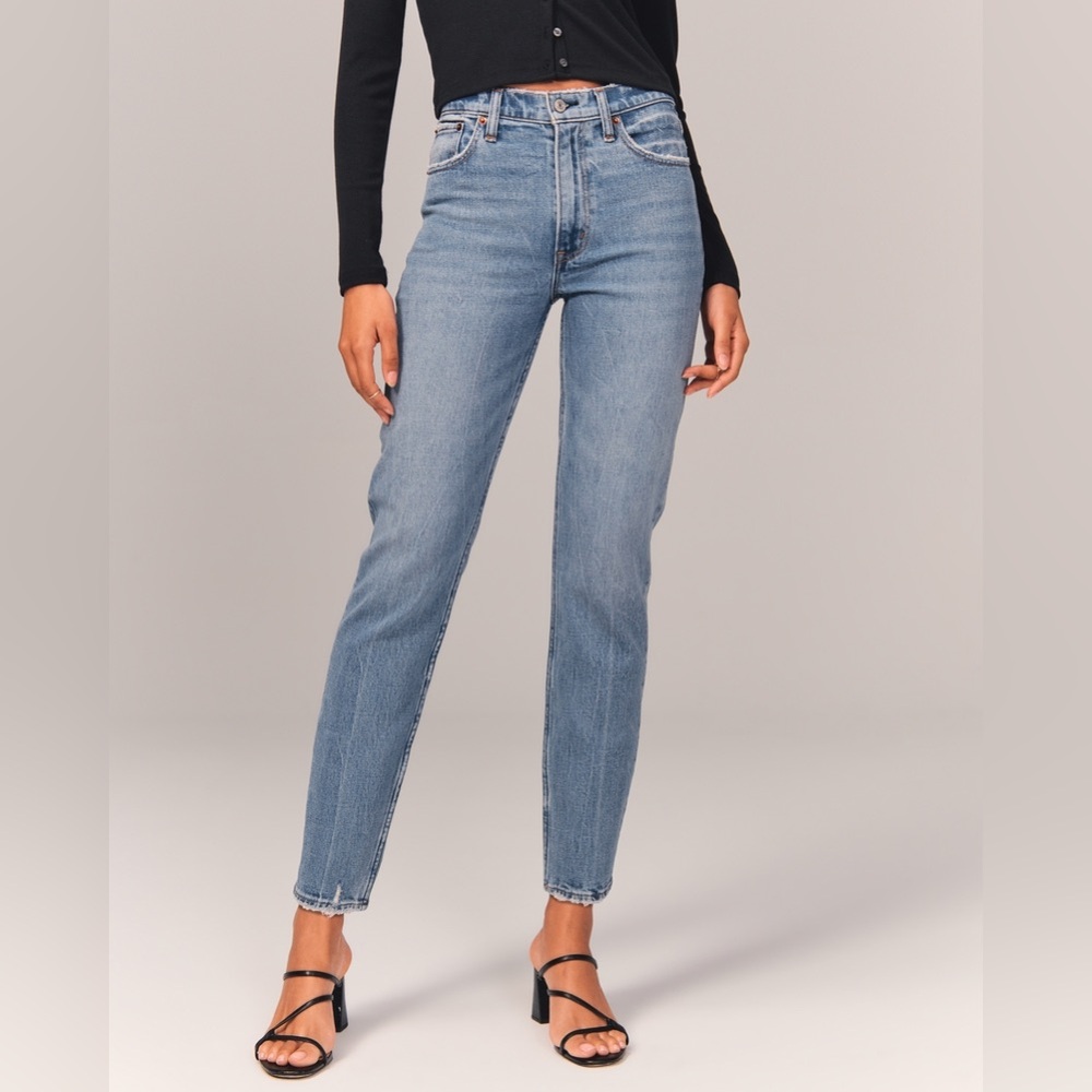 NWOT - Abercrombie High Rise Mom Jeans in Medium, Size 28 - Picture 6 of 6